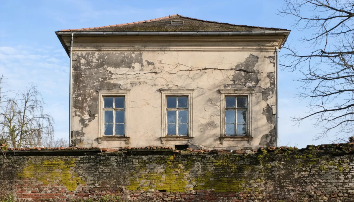 découvrez les 8 signes essentiels à vérifier dans une maison ancienne pour éviter les mauvaises surprises lors de votre achat ou rénovation. conseils pratiques et expertise.